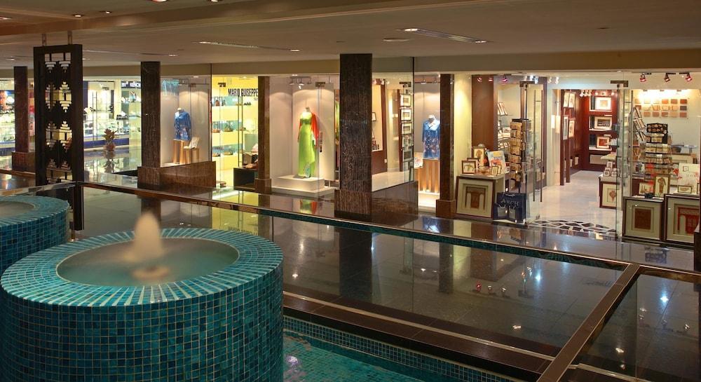 Hilton Petaling Jaya Otel Dış mekan fotoğraf Shops at the airport