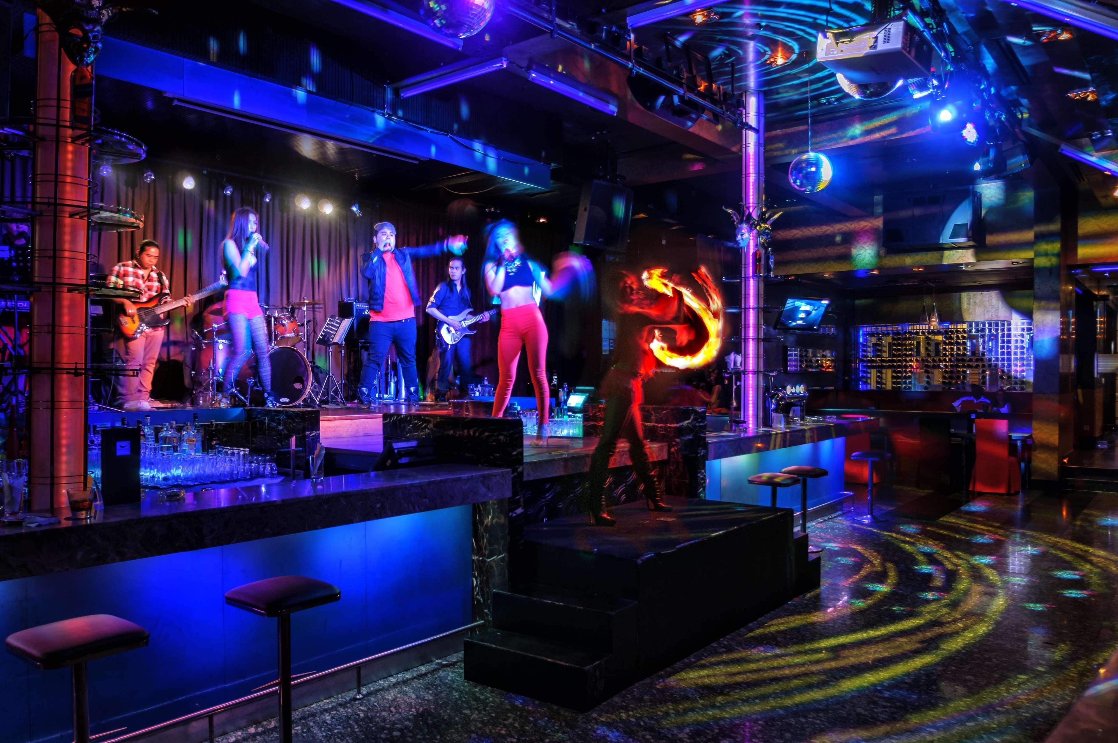 Hilton Petaling Jaya Otel Dış mekan fotoğraf The interior of the nightclub