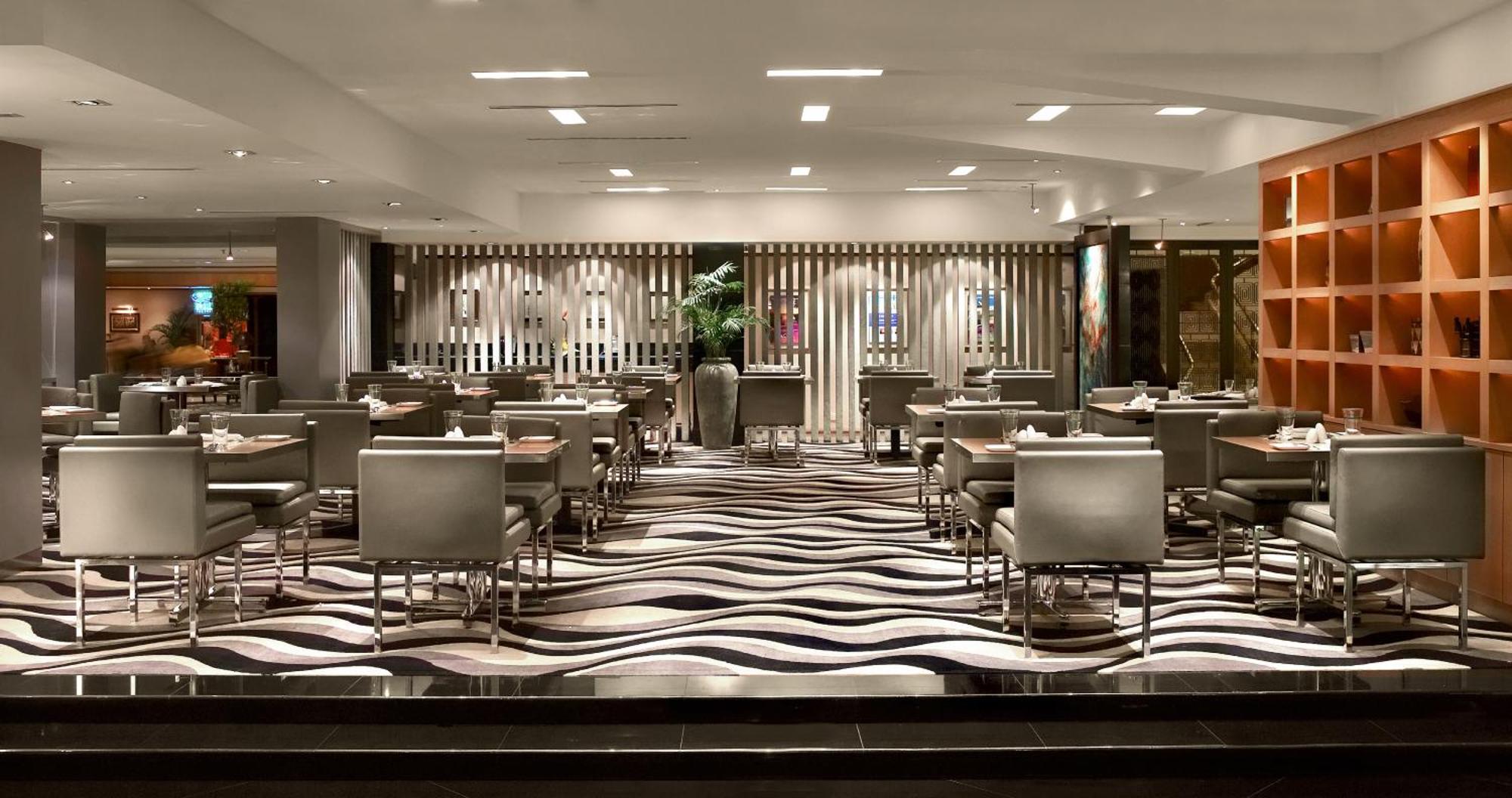 Hilton Petaling Jaya Otel Dış mekan fotoğraf The restaurant