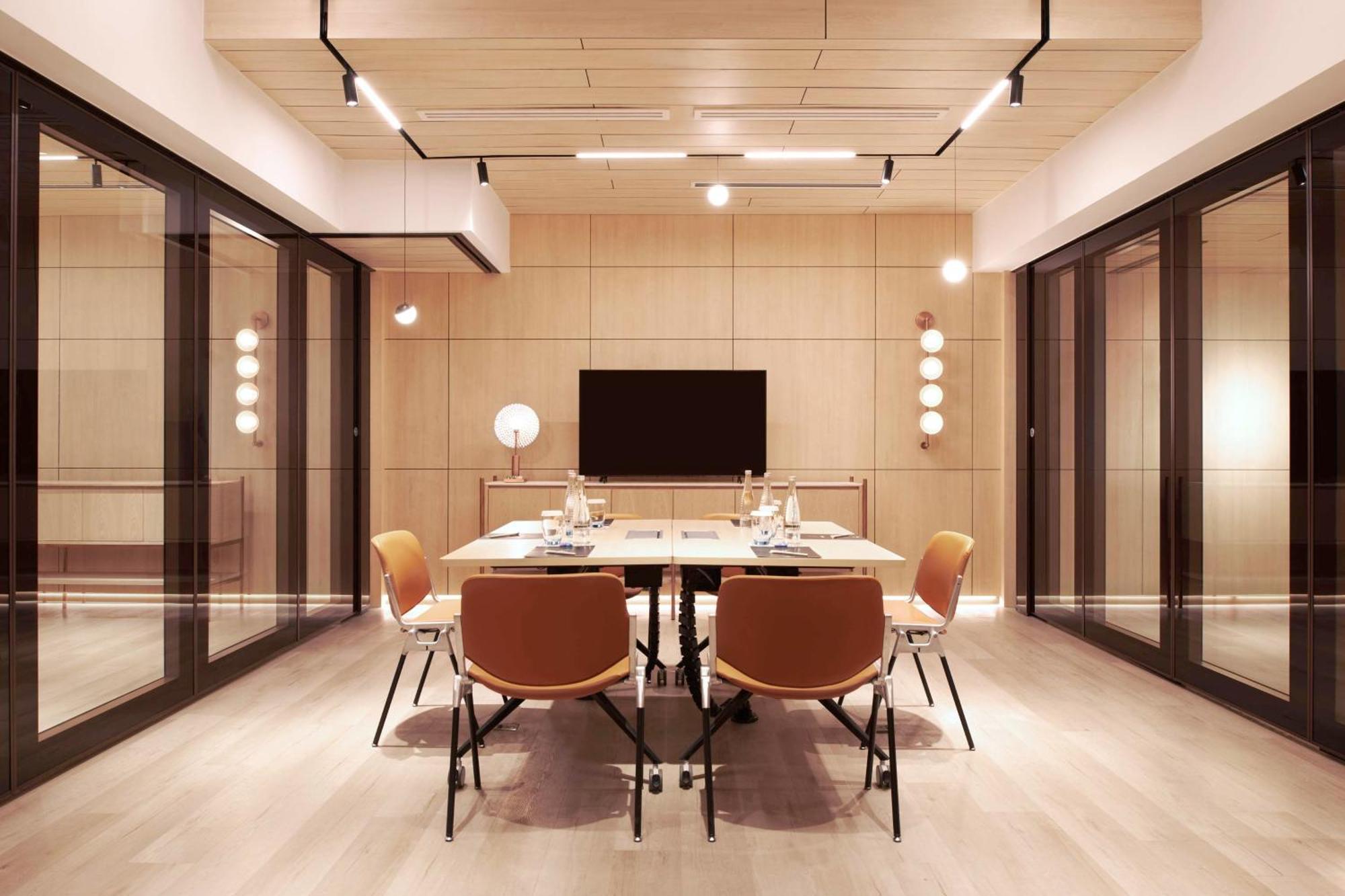 Hilton Petaling Jaya Otel Dış mekan fotoğraf Meeting room at the WeWork location in the One Bank Street building in London