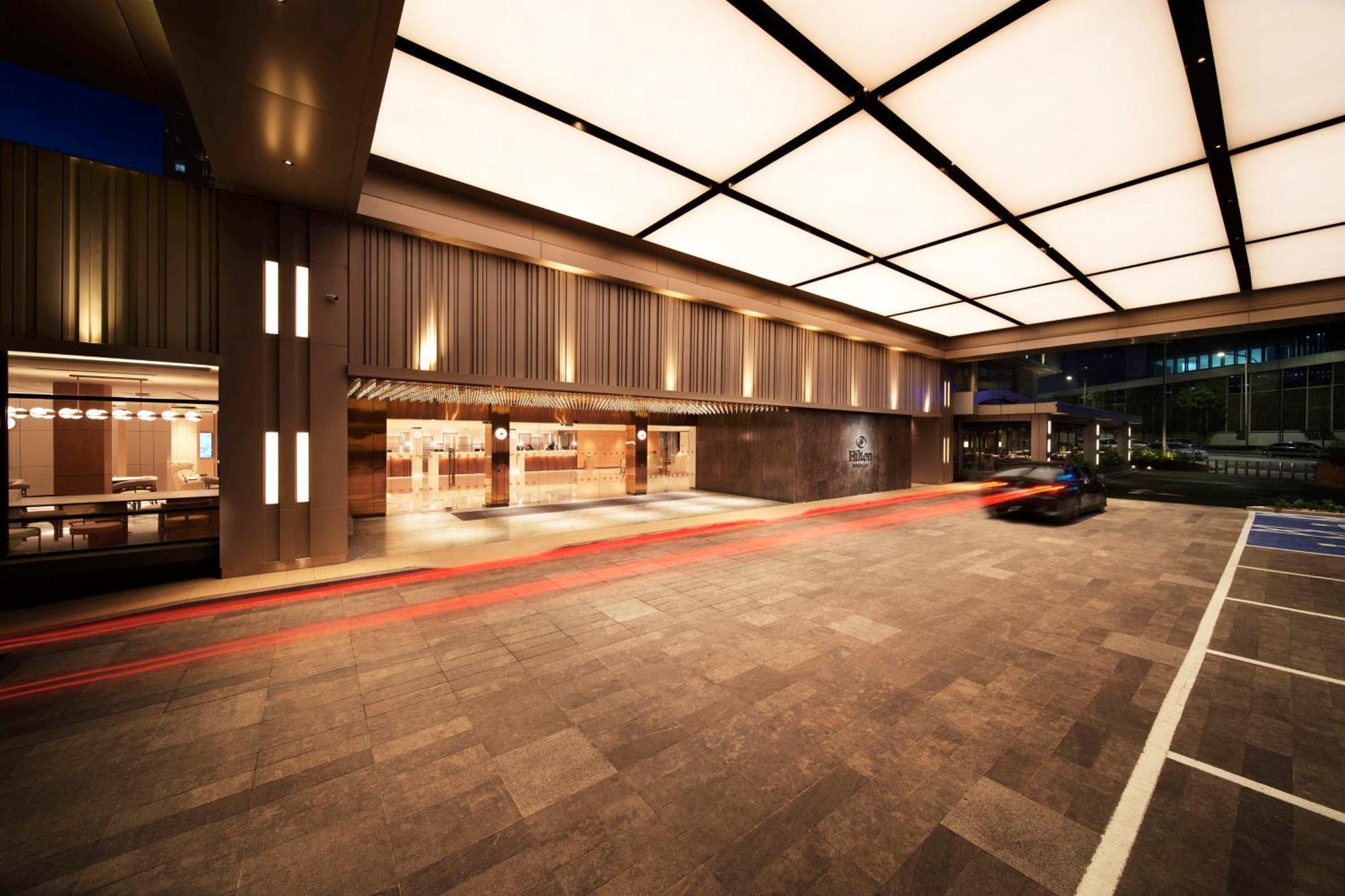Hilton Petaling Jaya Otel Dış mekan fotoğraf The entrance of the hotel