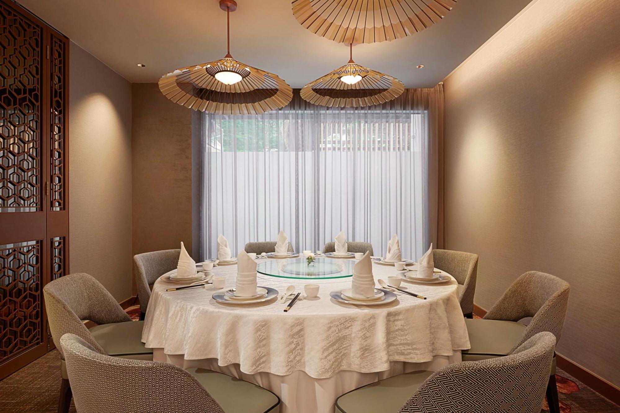 Hilton Petaling Jaya Otel Dış mekan fotoğraf A round table at a restaurant