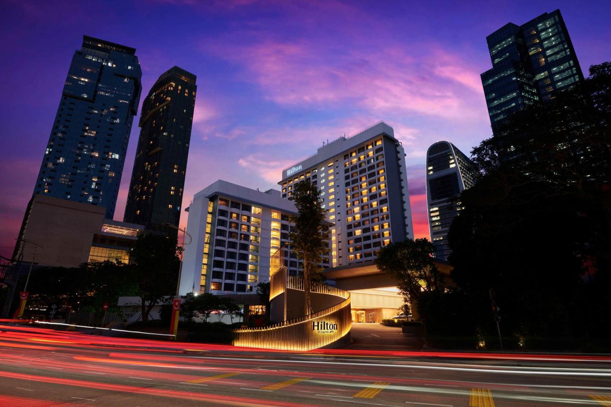 Hilton Petaling Jaya Otel Dış mekan fotoğraf The hotel at night