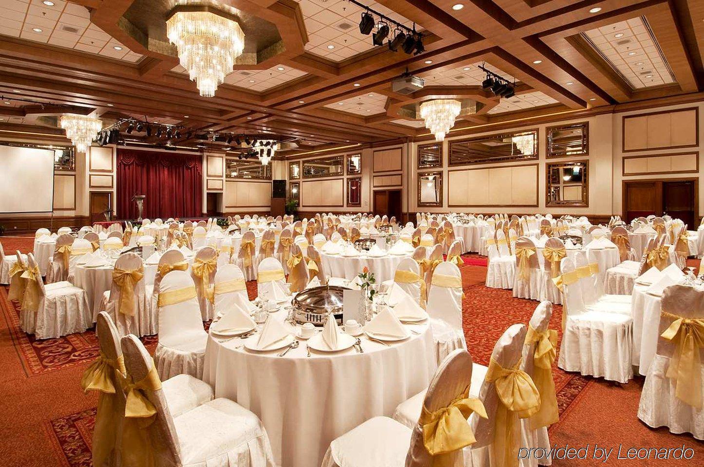 Hilton Petaling Jaya Otel Restoran fotoğraf The Grand Ballroom