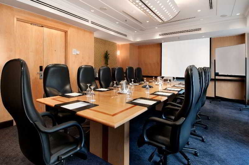 Hilton Petaling Jaya Otel Konforlar fotoğraf A boardroom